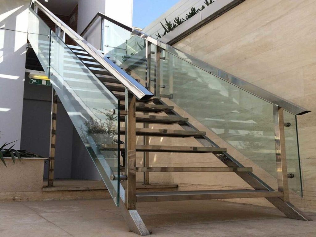 نرده راه پله شیشه ای